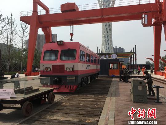 公園內(nèi)的火車車廂與貨場(chǎng)龍門吊等工業(yè)遺跡?！「呒t超 攝