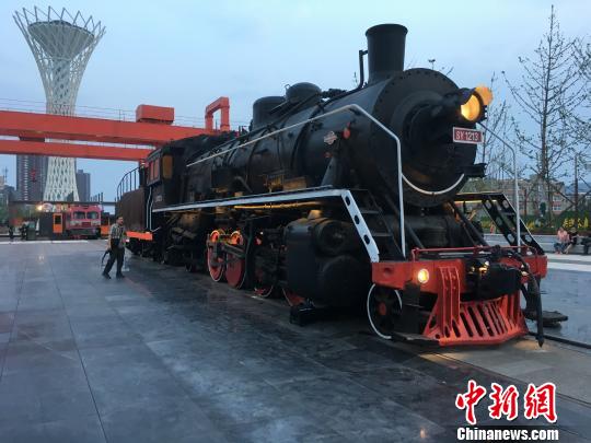 公園內(nèi)保留布置了蒸汽時(shí)代火車頭?！「呒t超 攝