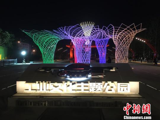 夜晚，奧運(yùn)“五色樹”的燈光?！「呒t超 攝