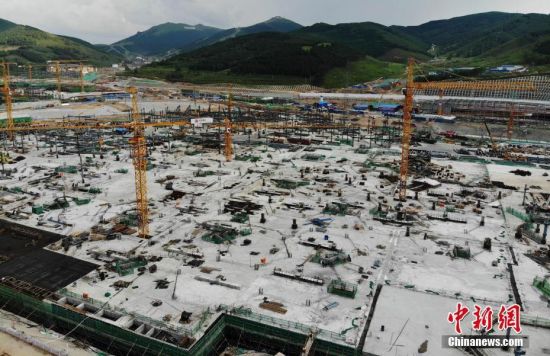 6月28日，航拍鏡頭下的河北張家口冬奧會(huì)太子城冰雪小鎮(zhèn)項(xiàng)目。太子城冰雪小鎮(zhèn)項(xiàng)目位于2022年冬奧會(huì)張家口賽區(qū)核心區(qū)，連接張家口賽區(qū)云頂和古楊樹兩個(gè)競賽場館群，建成后將承擔(dān)賽時(shí)核心區(qū)配套保障功能，提供冬奧頒獎(jiǎng)、貴賓接待、交通換乘、休閑娛樂等服務(wù)，賽后將成為一座國際化四季度假小鎮(zhèn)。 中新社記者 楊艷敏 攝