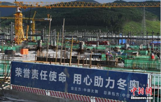 6月28日，河北張家口冬奧會(huì)太子城冰雪小鎮(zhèn)項(xiàng)目現(xiàn)場。太子城冰雪小鎮(zhèn)項(xiàng)目位于2022年冬奧會(huì)張家口賽區(qū)核心區(qū)，連接張家口賽區(qū)云頂和古楊樹兩個(gè)競賽場館群，建成后將承擔(dān)賽時(shí)核心區(qū)配套保障功能，提供冬奧頒獎(jiǎng)、貴賓接待、交通換乘、休閑娛樂等服務(wù)，賽后將成為一座國際化四季度假小鎮(zhèn)。 中新社記者 楊艷敏 攝