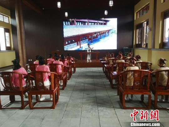 學生們在大原書院誦讀國學經(jīng)典。　王鵬 攝