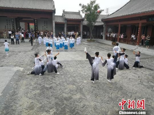 誦讀國學經(jīng)典展演。　王鵬 攝