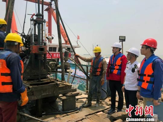 圖為勘察設(shè)計人員與常熟海事局執(zhí)法船在現(xiàn)場配合鉆探施工?！∥赫?攝