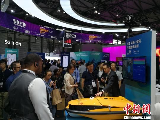 圖為現(xiàn)場人員講解5G“天地一體化”生態(tài)檢測系統(tǒng)?！∪伟厮?攝
