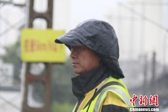 蘭州西工務段蘭州線路車間防護員雨中巡查?！⊥豕廨x 攝