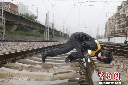 蘭州西工務段蘭州線路車間職工檢查線路幾何尺寸?！⊥豕廨x 攝