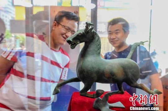 甘肅省博物館將榮登《國家寶藏》的文物銅奔馬和人頭形器口彩陶瓶搬到了絲路如意餐廳，讓顧客在餐廳內(nèi)就能近距離的和文物面對面?！＄娦?攝