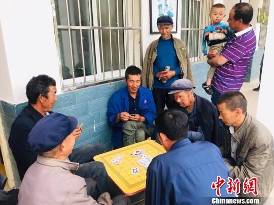 圖為老年人“興趣驛站”中的棋牌組?！“瑧c龍 攝