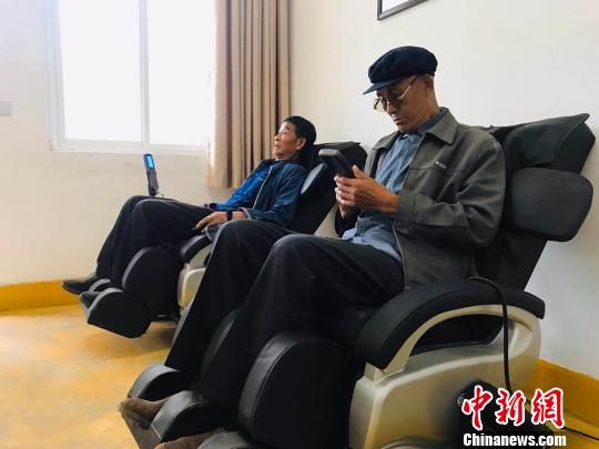 袁家壩村老年人使用按摩椅?！“瑧c龍 攝