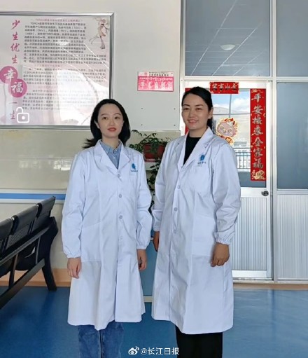“有醫(yī)生嗎？有人暈倒了！”武漢協(xié)和醫(yī)院援藏醫(yī)療隊(duì)員聽到呼救就沖了上去