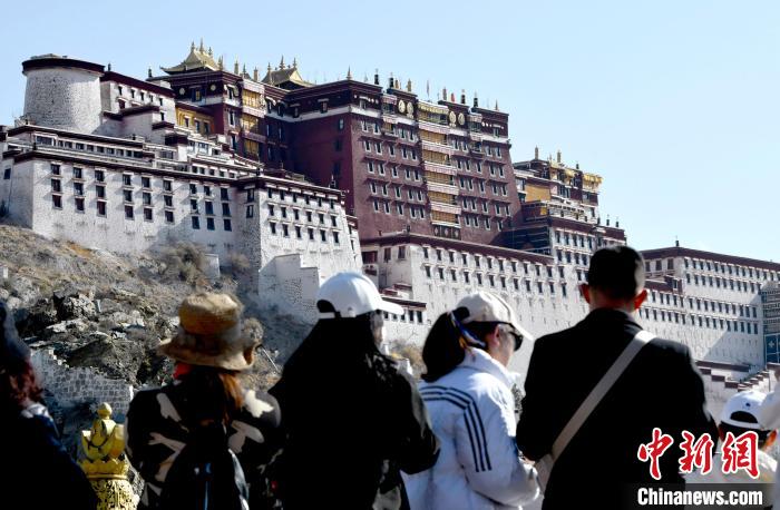 4月17日，游客在拉薩布達(dá)拉宮觀景臺(tái)拍照留念?！±盍?攝