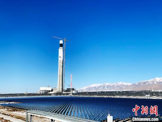 圖為地處柴達(dá)木盆地的光伏電站?！O?！z