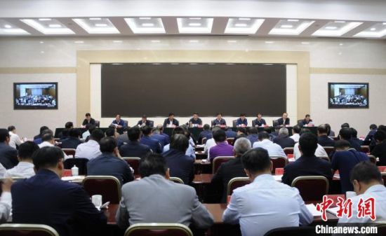 圖為青海省生態(tài)環(huán)境保護警示教育大會現(xiàn)場?！?zhí)砀！z 　　