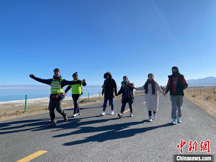 圖為徒步現(xiàn)場?！±罱瓕?攝