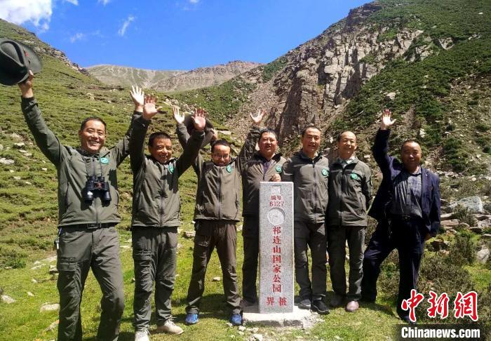 圖為管護(hù)員們難得的一次合影。受訪者供圖