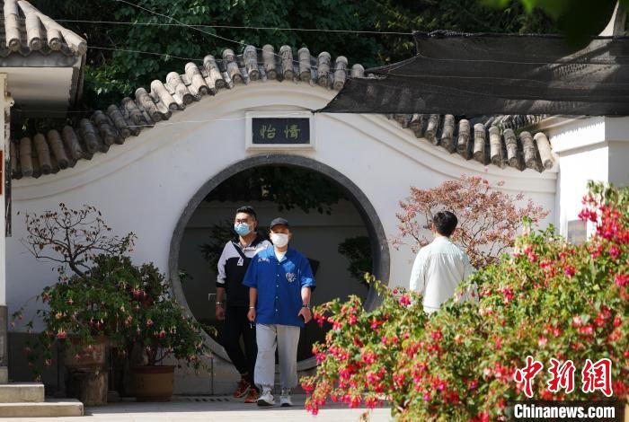 圖為市民在西寧園林植物園內(nèi)觀花賞景?！●R銘言 攝