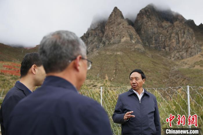 圖為西藏自治區(qū)人大常委會(huì)副主任、拉薩南北山綠化指揮部副總指揮江白(右)?！∝暣_ 攝