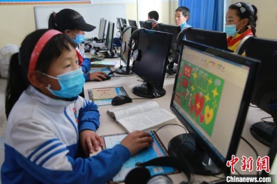 圖為鄉(xiāng)村學(xué)校少年宮的孩子們正在上電腦課?！〔抛尡尽z
