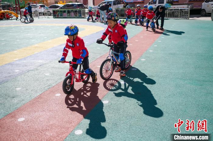 圖為拉薩市實(shí)驗(yàn)幼兒園孩子們正在練習(xí)滑步車?！『闻罾?攝