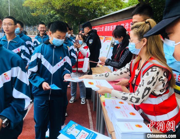 圖為西寧市法制宣傳進校園?！∥鲗幨谐俏鲄^(qū)供圖