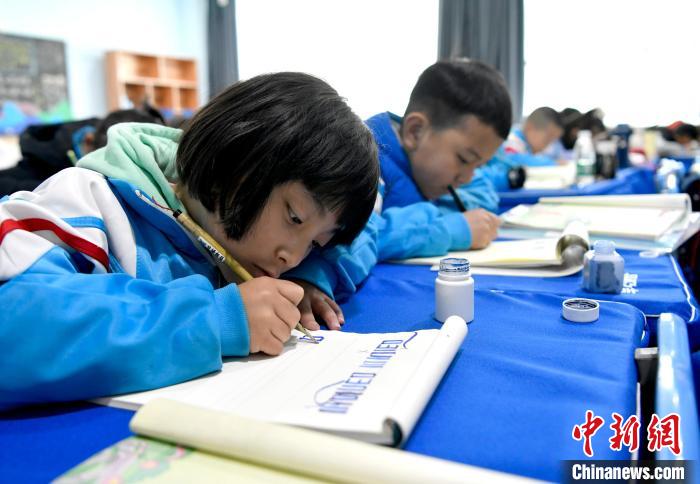 3月14日，西藏拉薩市第一小學一年級六班的學生們在藏語文課上書寫藏文?！±盍?攝