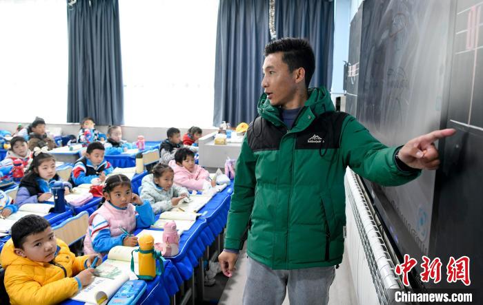 3月14日，西藏拉薩市第一小學(xué)藏語文老師拉巴次仁在課堂上?！±盍?攝