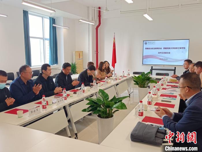 圖為座談會(huì)議現(xiàn)場(chǎng)?！「裆?攝