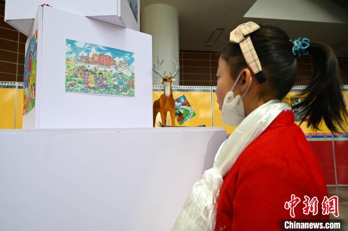 圖為學(xué)生參觀繪畫展?！≮w朗 攝