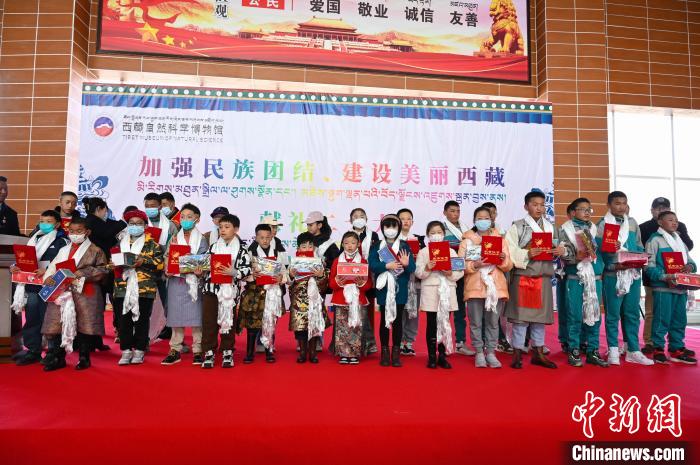 圖為部分獲獎學(xué)生合影?！≮w朗 攝