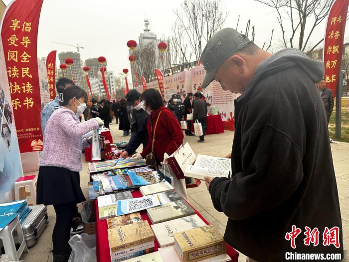 圖為民眾在活動現(xiàn)場讀書、購書?！±铍h 攝