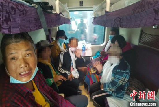 圖為乘坐Z266次列車的西藏先心病患兒和陪同人員。拉薩車站 供圖