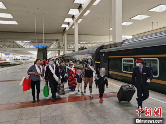 圖為拉薩車站工作人員為西藏先心病患兒和陪同人員提供“綠色”接力幫扶，并開通了專門通道，讓他們快速進(jìn)站上車。拉薩車站 供圖