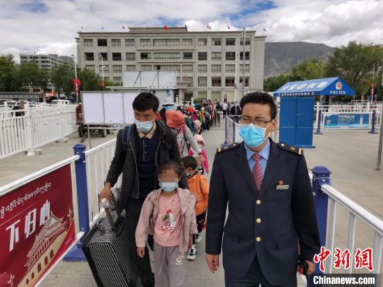 圖為拉薩車站工作人員為西藏先心病患兒和陪同人員提供“綠色”接力幫扶，并開通了專門通道，讓他們快速進(jìn)站上車。拉薩車站 供圖