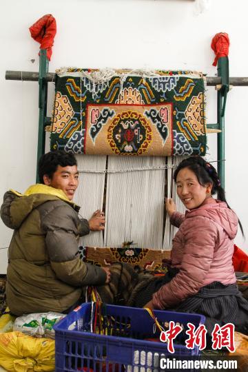 圖為1月15日，在日喀則市謝瑪氆氌農(nóng)村合作社，拉孜村一對夫婦在編織卡墊(資料圖)?！≮w朗 攝