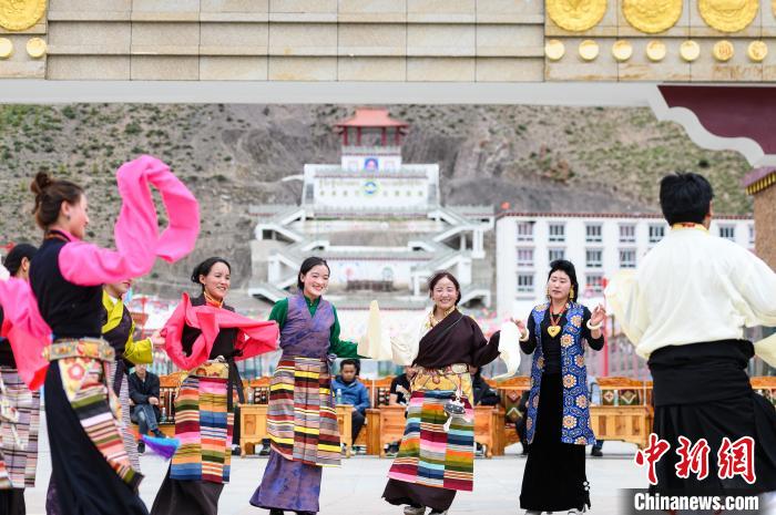 圖為西藏昌都市洛隆縣易地搬遷安置點阿托卡小康示范新村村民載歌載舞慶脫貧(資料圖)?！『闻罾?攝