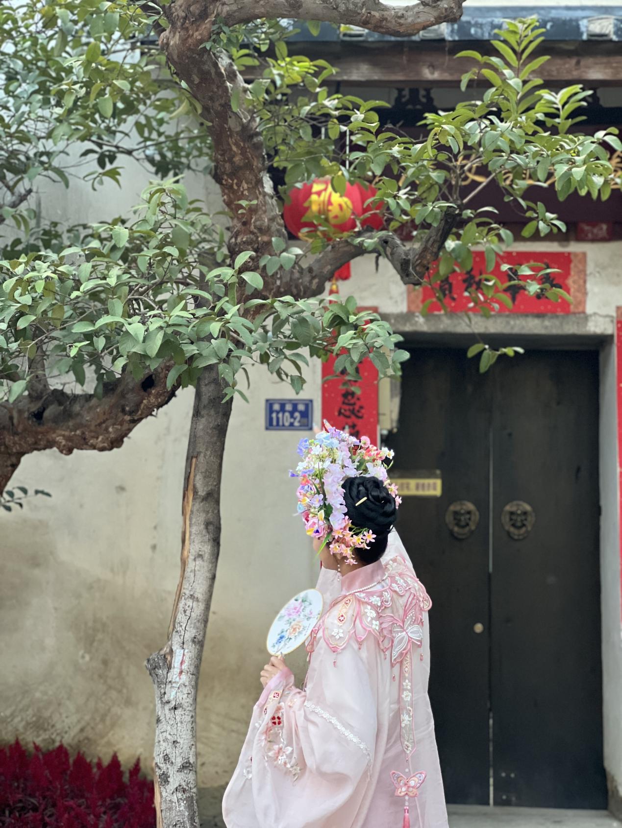 福建泉州，頭戴簪花的游客正拍照留念。人民網(wǎng) 歐陽易佳攝