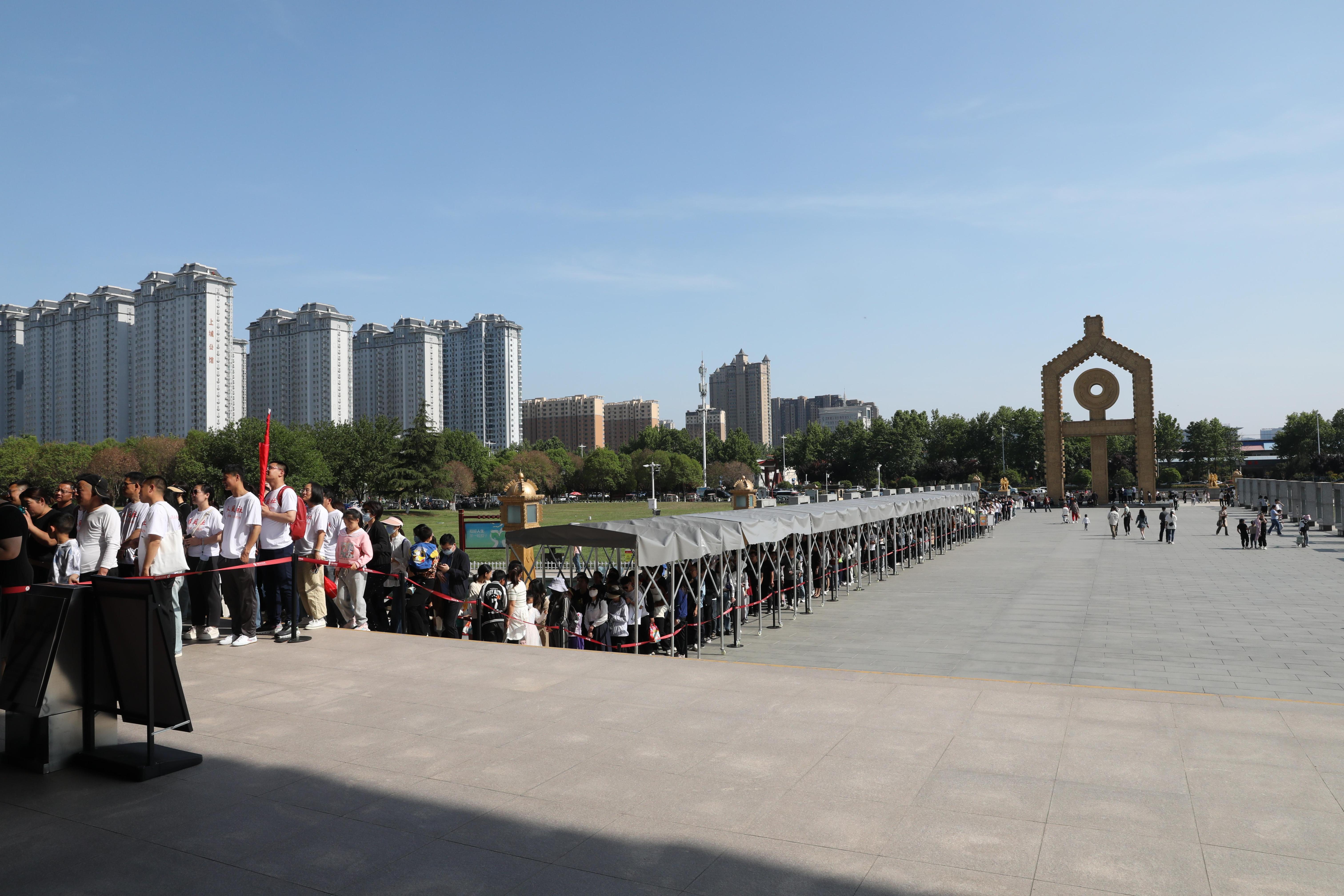 “五一”期間，中國文字博物館外游客有序排隊。中國文字博物館供圖