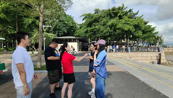人民網(wǎng)記者采訪紅樹(shù)林公園游客。人民網(wǎng)記者 李彤?dāng)z