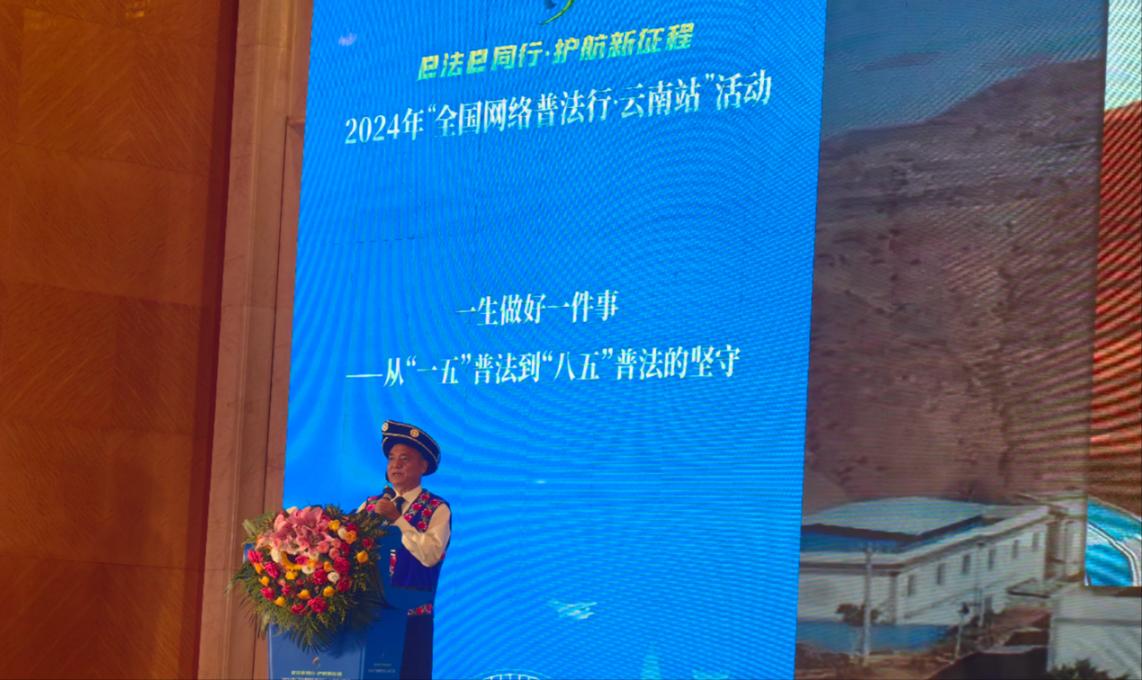 李學(xué)平分享普法的故事。人民網(wǎng)記者 孝金波攝