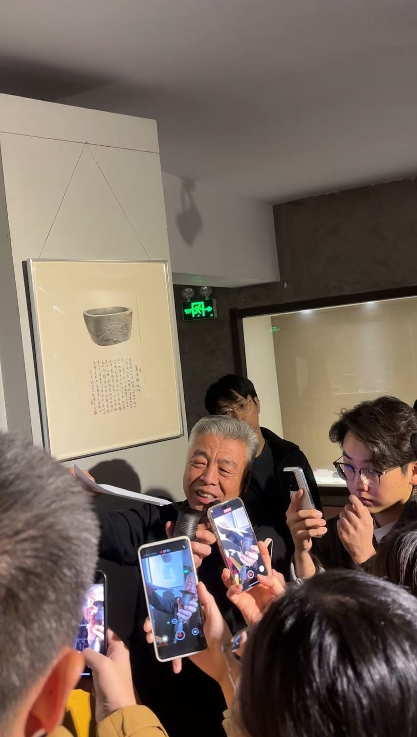 黑陶邢文化博物館館長(zhǎng)邢葆東展示兩張相疊的A4紙，向記者解釋此為杯口的厚度。