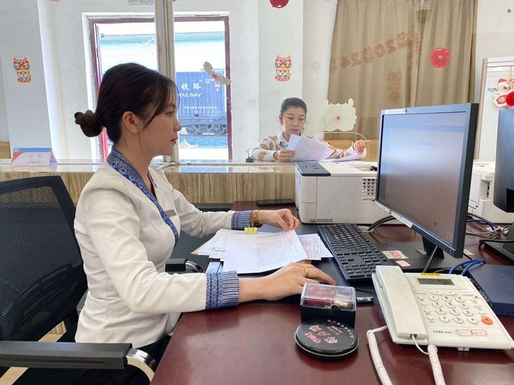 春節(jié)期間，中老鐵路員工堅(jiān)守崗位，保障鐵路運(yùn)行安全、暢通。李加勇攝