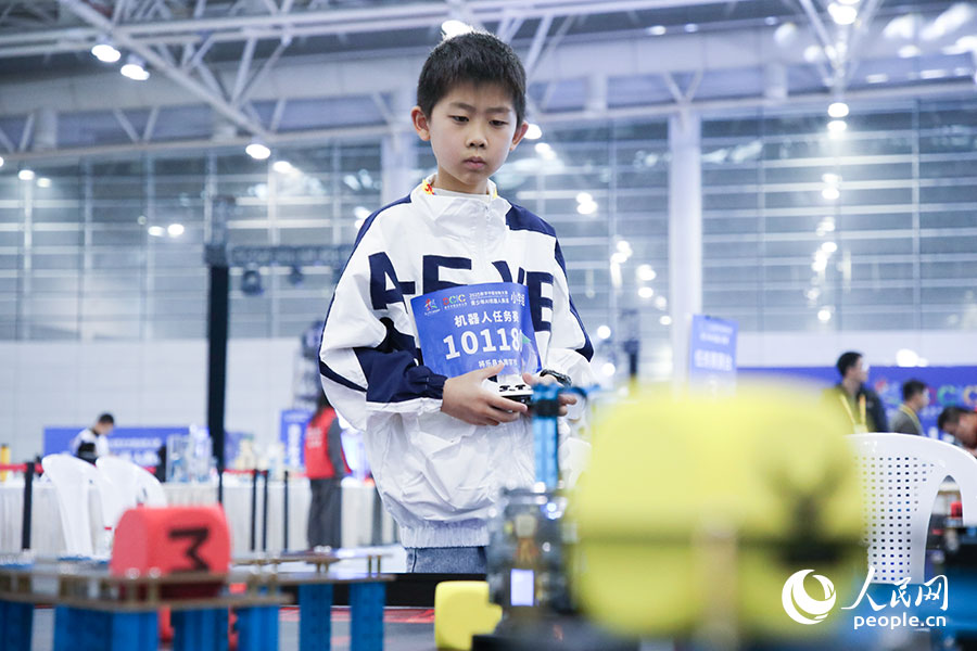 參加2025數(shù)字中國創(chuàng)新大賽青少年AI機器人賽道決賽的小選手。人民網(wǎng)記者 焦艷攝
