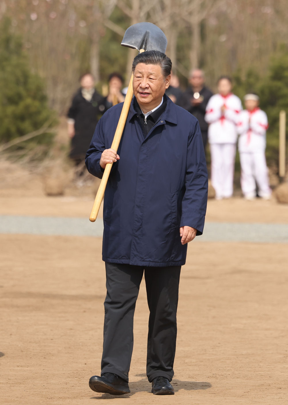 2024年4月3日，黨和國家領(lǐng)導(dǎo)人習(xí)近平、李強(qiáng)、趙樂際、王滬寧、蔡奇、丁薛祥、李希、韓正等來到北京市通州區(qū)潞城鎮(zhèn)參加首都義務(wù)植樹活動(dòng)。這是習(xí)近平扛起鐵鍬走向植樹地點(diǎn)。新華社記者 龐興雷 攝