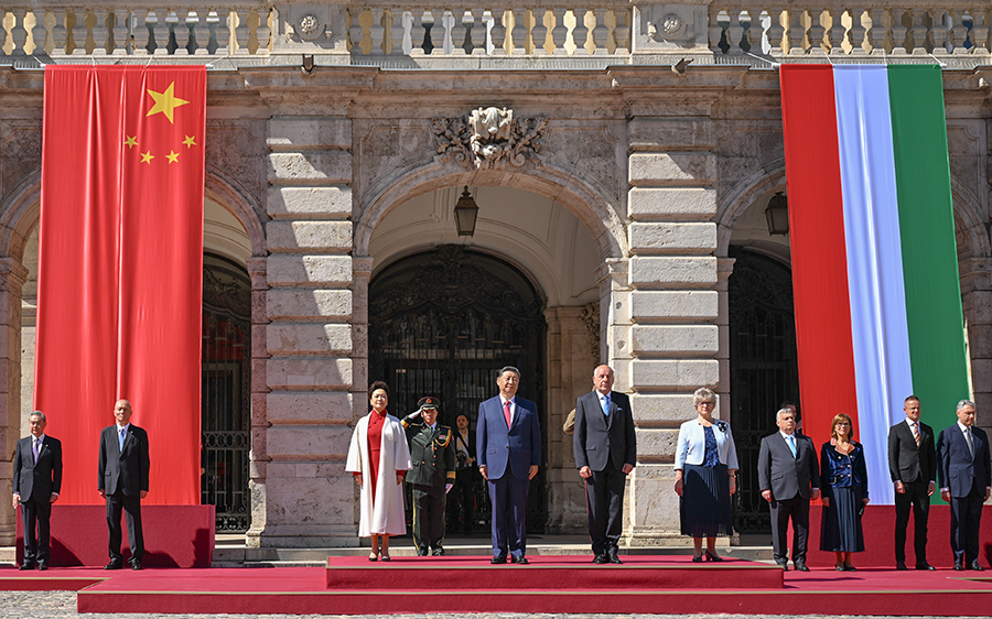 當(dāng)?shù)貢r(shí)間5月9日上午，國(guó)家主席習(xí)近平在布達(dá)佩斯出席匈牙利總統(tǒng)舒尤克和總理歐爾班共同舉行的隆重歡迎儀式。新華社記者 謝環(huán)馳 攝