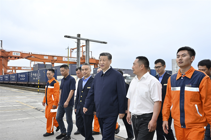 2024年4月22日至24日，中共中央總書記、國家主席、中央軍委主席習(xí)近平在重慶考察。這是22日下午，習(xí)近平在重慶國際物流樞紐園區(qū)重慶鐵路集裝箱中心站，同貨車司機、列車司機、裝卸工人、場站管理人員等親切交流。新華社記者 岳月偉 攝