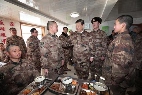 2014年1月26日中午，習(xí)近平來到連隊(duì)食堂，同戰(zhàn)士們一起用餐。新華社記者 李剛 攝