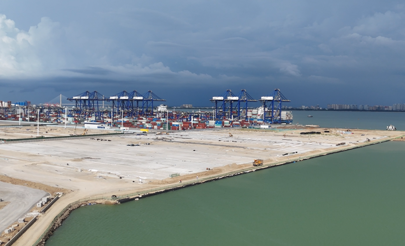 海南洋浦區(qū)域國際集裝箱樞紐港擴建工程項目現場。人民網記者 牛良玉攝