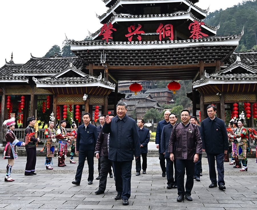 2025年3月17日下午，習近平在黔東南州黎平縣肇興侗寨考察時，在寨門口向身著民族盛裝歡迎的村民揮手致意。新華社記者 燕雁 攝
