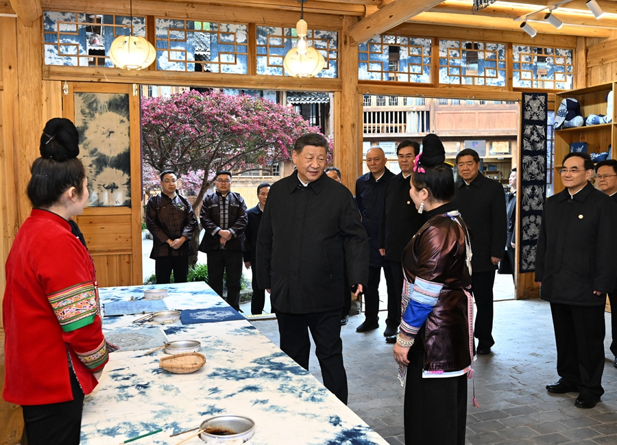 2025年3月17日下午，習近平在黔東南州黎平縣肇興侗寨侗鄉(xiāng)特色產(chǎn)業(yè)基地考察。新華社記者 謝環(huán)馳 攝